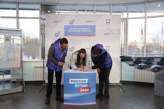 На Иркутском авиазаводе прошел сбор подписей в поддержку Владимира Путина на выборах 2024 года