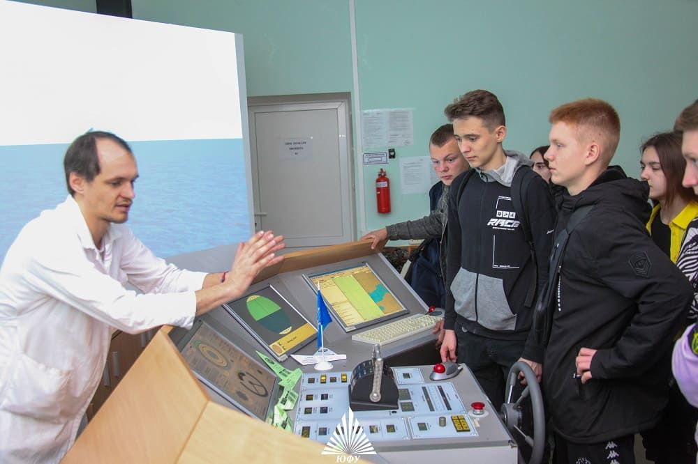 Институт нанотехнологий, электроники и приборостроения ЮФУ провел мастер-класс «Управление надводным судном и его техническими системами на реалистичном тренажере» 