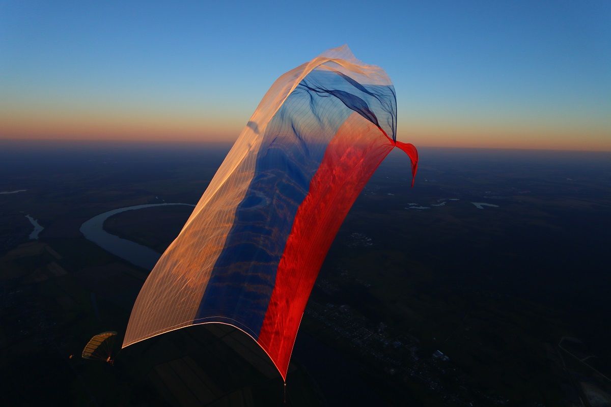 В Технодинамике вручили ведомственные награды парашютистам, установившим мировой рекорд