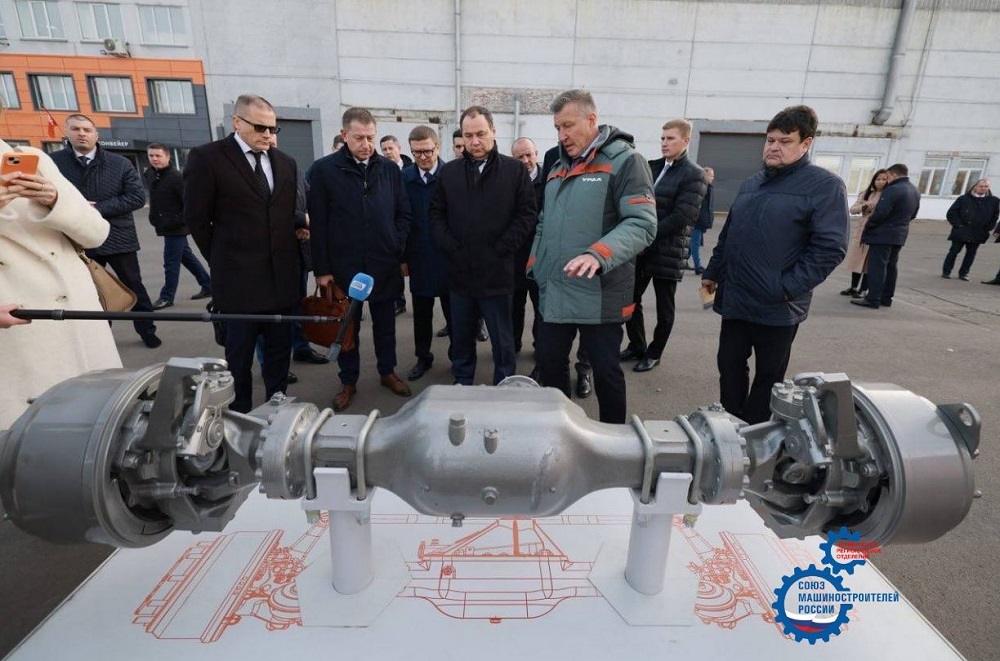 Премьер-министр Республики Беларусь Роман Головченко и губернатор Челябинской области Алексей Текслер посетили автомобильный завод  «УРАЛ»