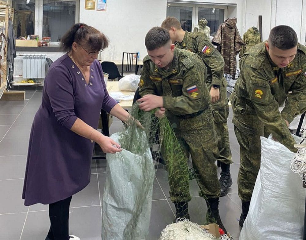 Красноярские волонтеры поблагодарили курсантов Военного учебного центра СибГУ за помощь в работе по поддержке бойцов СВО